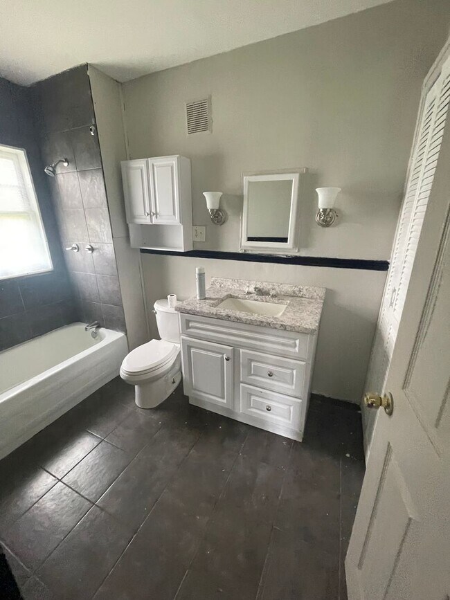 Building Photo - Section 8 Accepted! Spacious Newly Renovat...