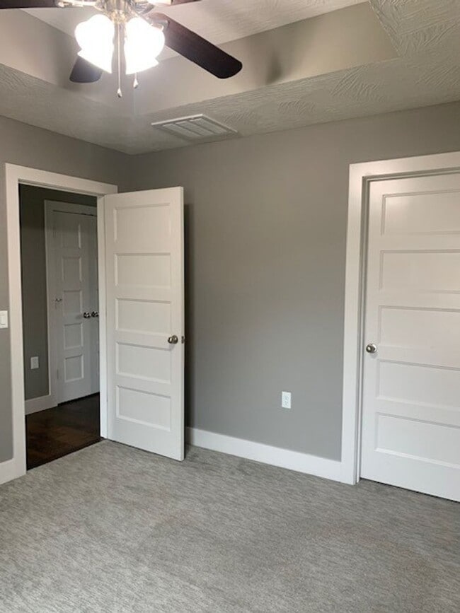 Building Photo - Beautiful Open Layout 3 Bedroom 2 Bath 3 Car Garage NIXA