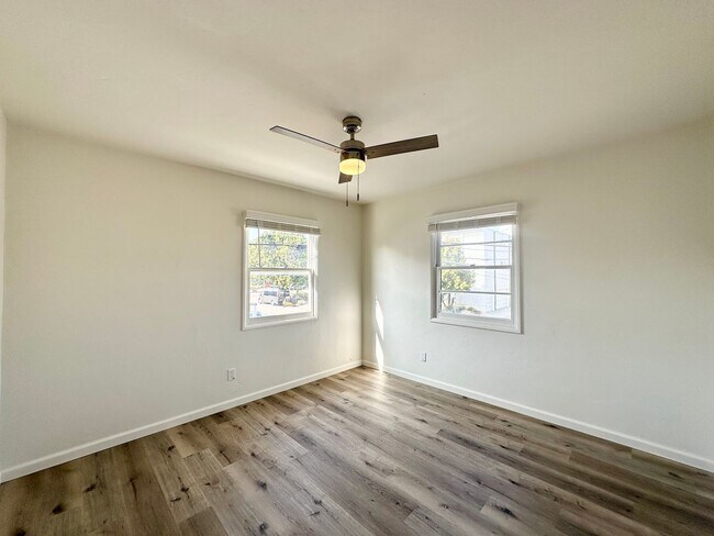 Building Photo - Updated 1B 1BA in Crown Point!