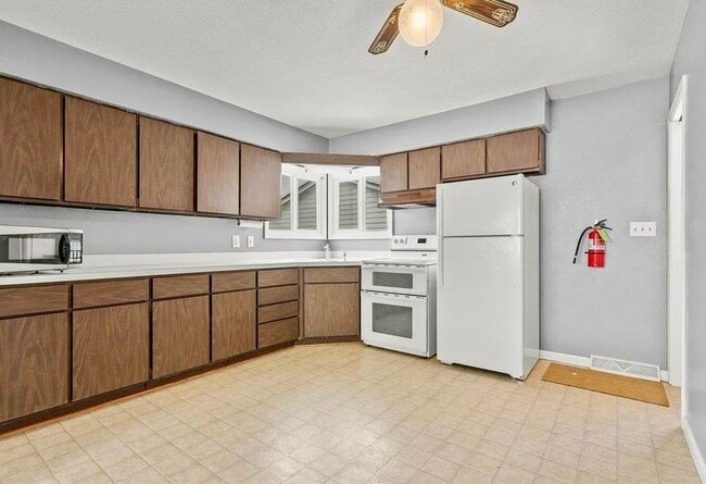 Building Photo - 1417 Starview Dr