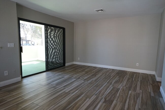 Building Photo - SHOWINGS AVAILABLE NOW