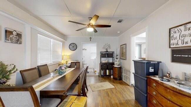 Building Photo - 1202 Sunshine Dr