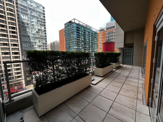 Building Photo - Turnkey Luxury 2BR Residence | Fully Renovated | Garage Parking | Prime Downtown River North / St...