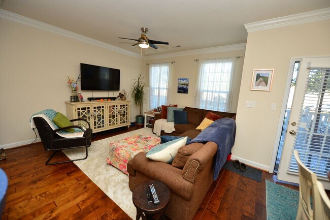 Building Photo - Clubhouse and pool community in the heart of Greenbrier!