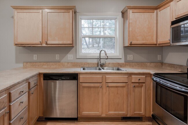 Building Photo - Central AVL - Beautiful 3/2 Cape Cod