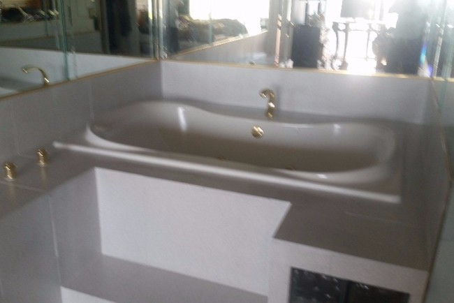 Jacuzzi tub - 2005 S Finley Rd