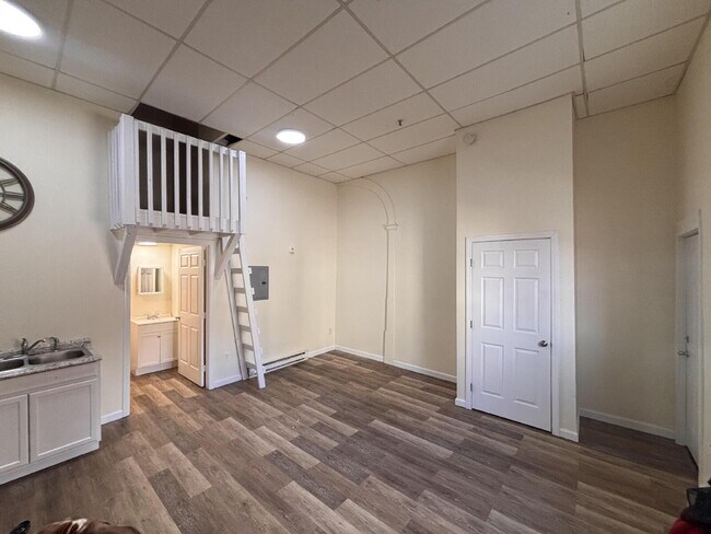 Building Photo - Walk everywhere - Charming Studio Loft in the Heart of Bath, Maine!