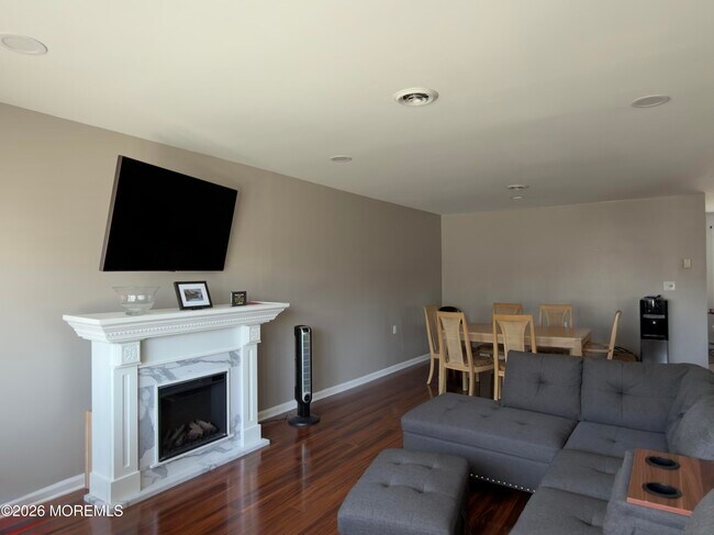 Building Photo - 116B Buckingham Dr