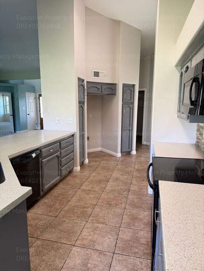 Building Photo - 3 bedroom/ 2 bathroom