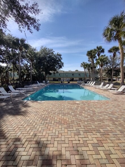 Building Photo - 32 S Forest Beach Dr
