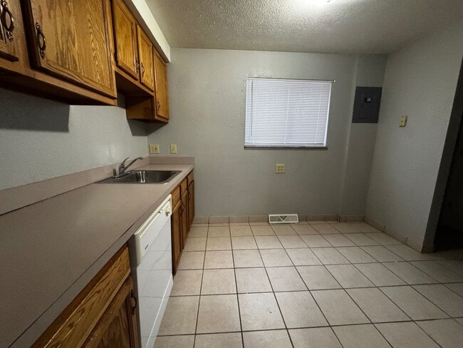 Building Photo - Charming 2-Bedroom Property in Prime Location