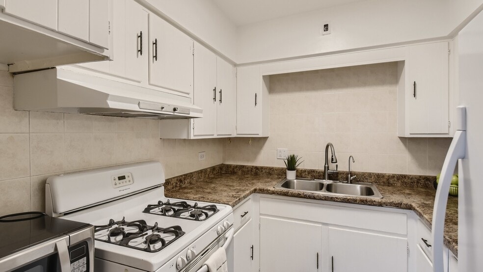 Kitchen - 1415 W Pratt Blvd