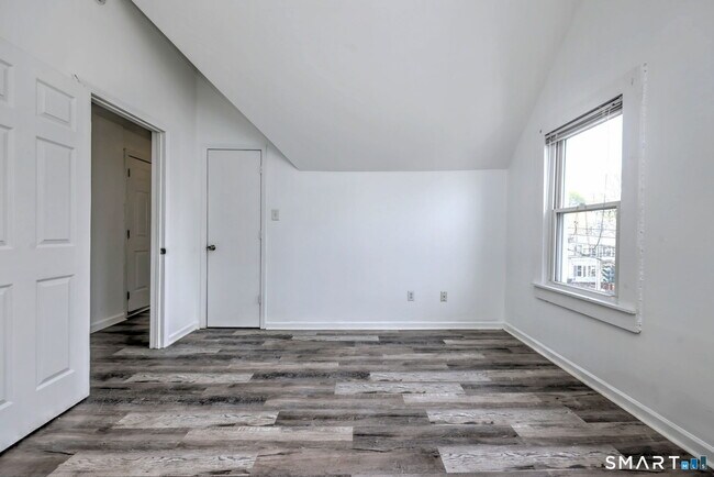 Building Photo - 483 Ferry St