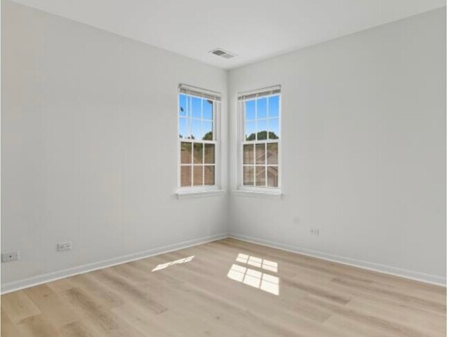Building Photo - 519 Woodcrest Dr
