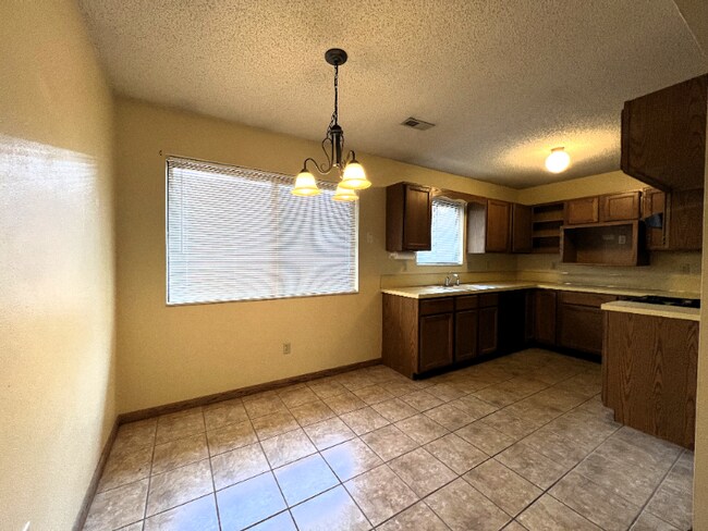 Building Photo - 2018 Rosewood Ct