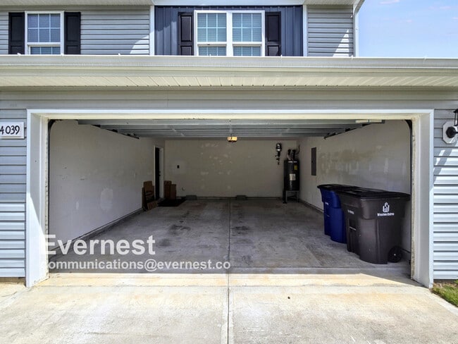 Building Photo - Spacious 3 Bed, 2.5 Bath Home with Attached Garage / Pet-Friendly / Vouchers Accepted / Available...