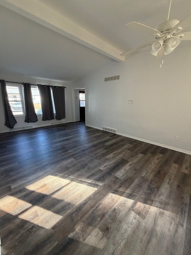 Building Photo - 618 Christopher St