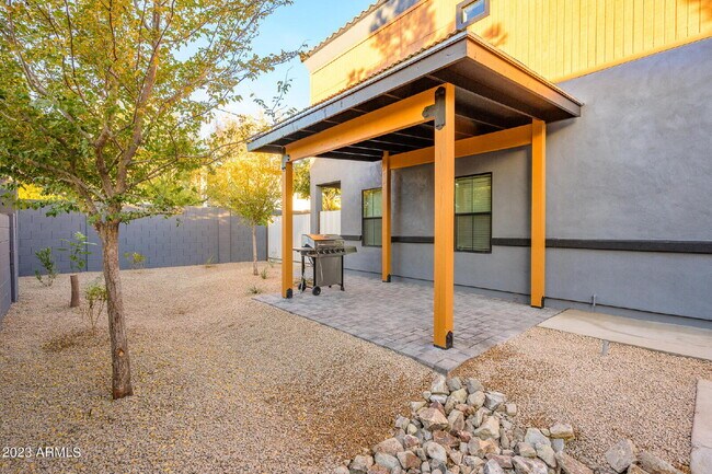 Building Photo - Exclusive Urban Sanctuary—Sophisticated Townhouse in Vibrant Phoenix