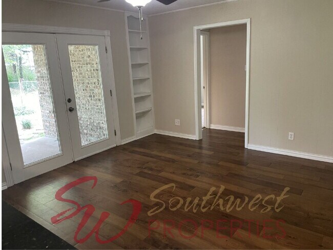 Building Photo - Lovely 3 bedroom home in established, quiet neighborhood