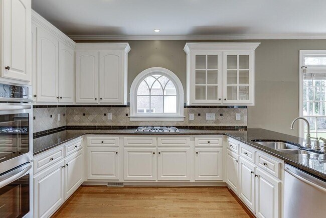 Building Photo - 2885 Towne Village Dr NW