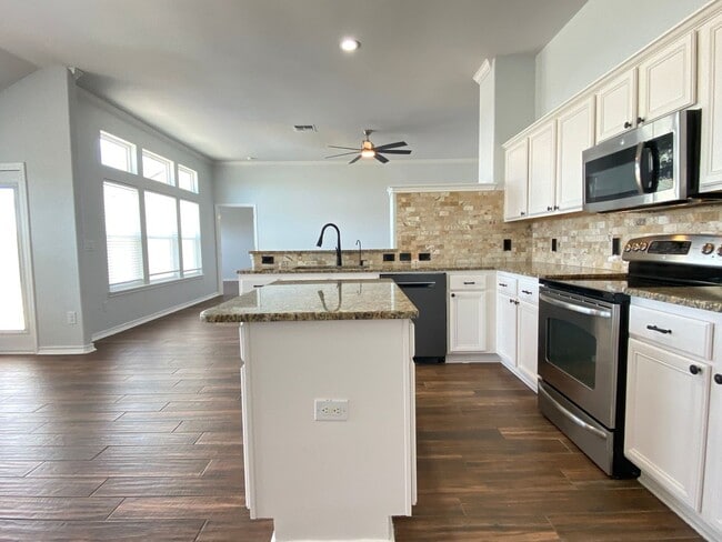 Building Photo - UPDATED 4 BEDROOM IN COQUINA BAY!