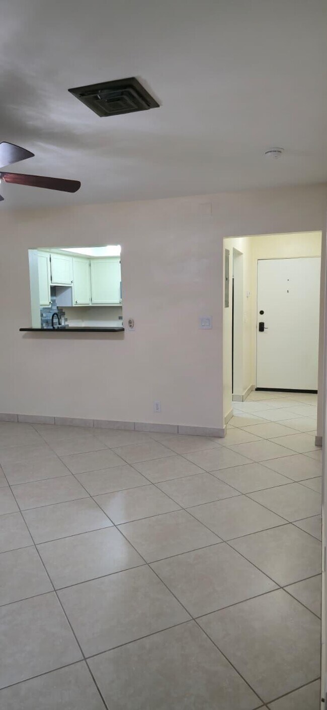 Building Photo - 105 S Riverside Dr