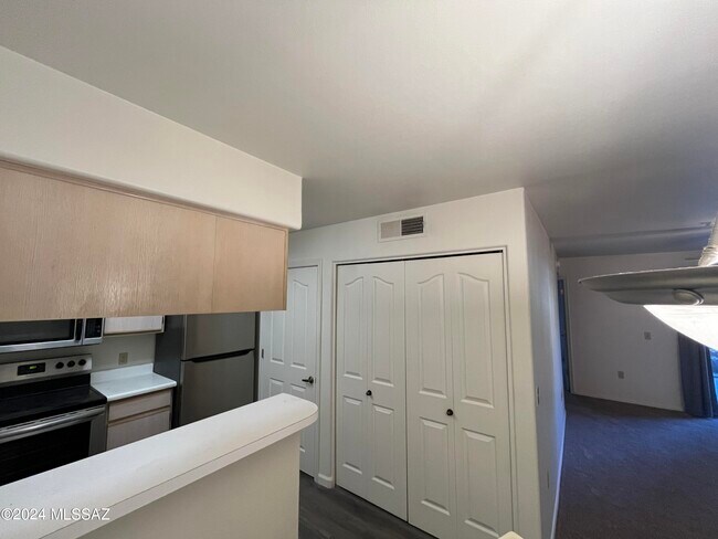 Building Photo - 5751 N Kolb Rd