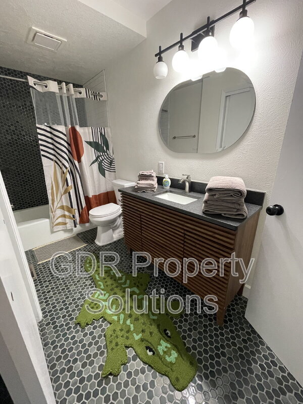 Building Photo - 520 Ortiz Dr NE