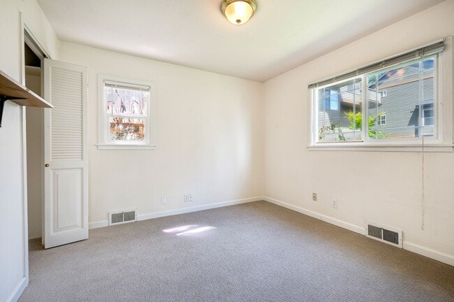 Building Photo - Charming 5 bedroom house with yard!! Close...