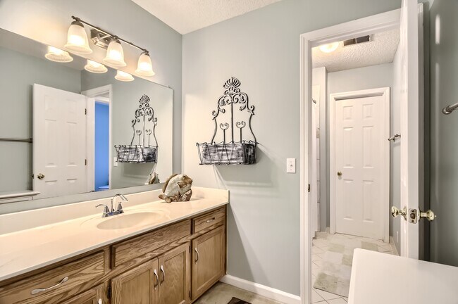 Building Photo - 117 Southampton Ct