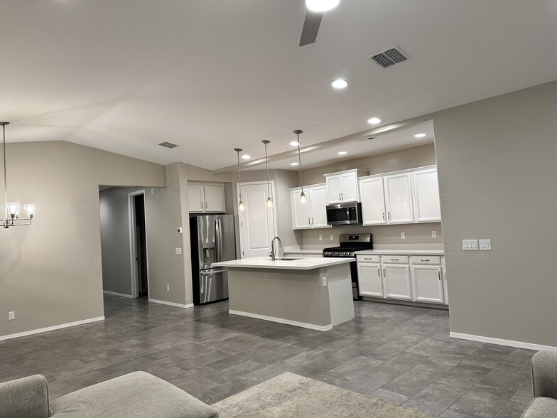 Dining room area attached to beautiful kitchen - 6272 Barn Owl Ave