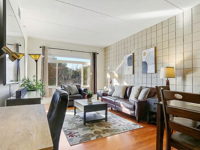 Building Photo - 400 N Richmond St