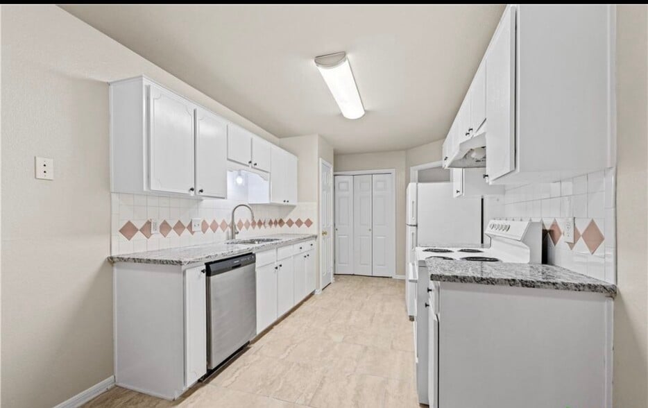Kitchen - 1006 W Avenue B
