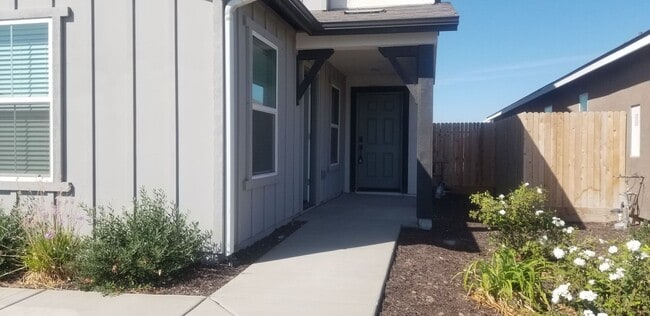 Building Photo - Beautiful Private In-Law Suite – Move-In R...