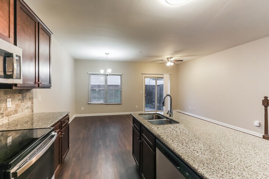 Building Photo - 1603 Iris Walk