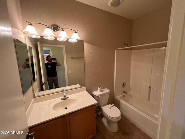 Building Photo - 714 W Spruell Ave