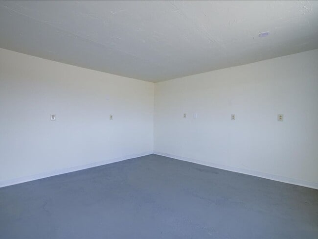 Building Photo - Fully Remodeled 3BR Home + Detached Bonus Room | Private Yard | Central A/C