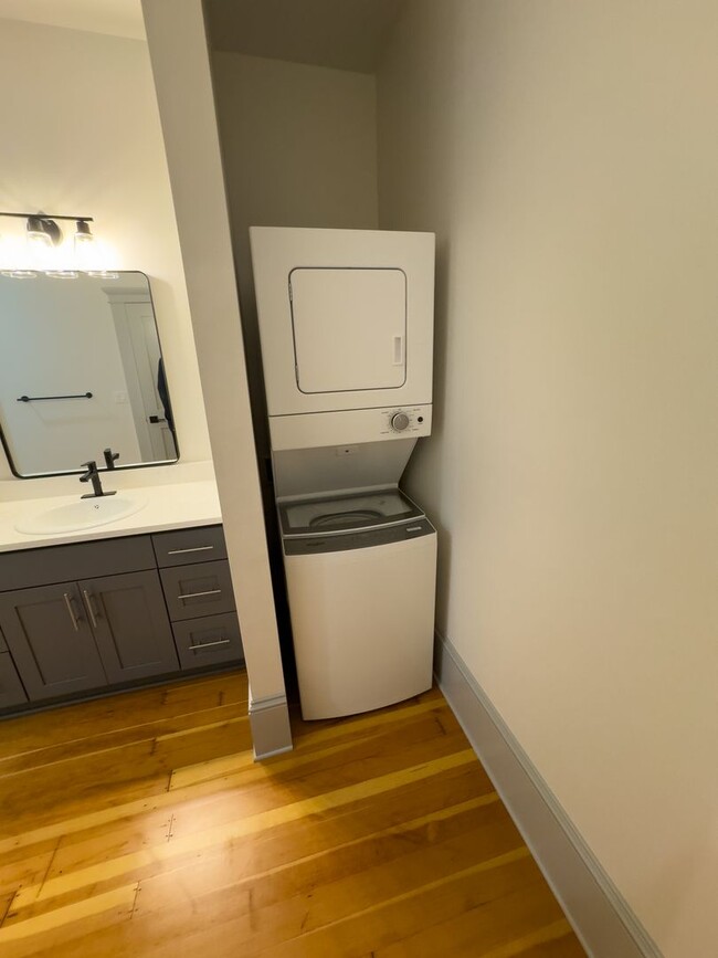 Building Photo - NEWLY RENOVATED DOWNTOWN SALEM ONE BEDROOM