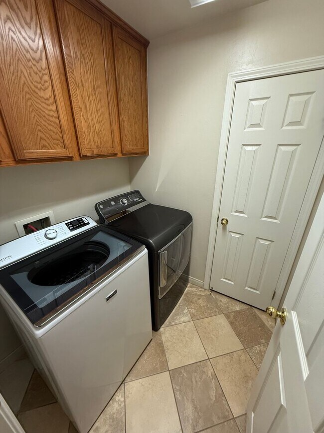 Building Photo - Beautifully Maintained 3-Bedroom Plus Offi...