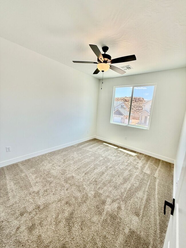 Building Photo - BRAND NEW Four Bedroom Townhome in Desert ...