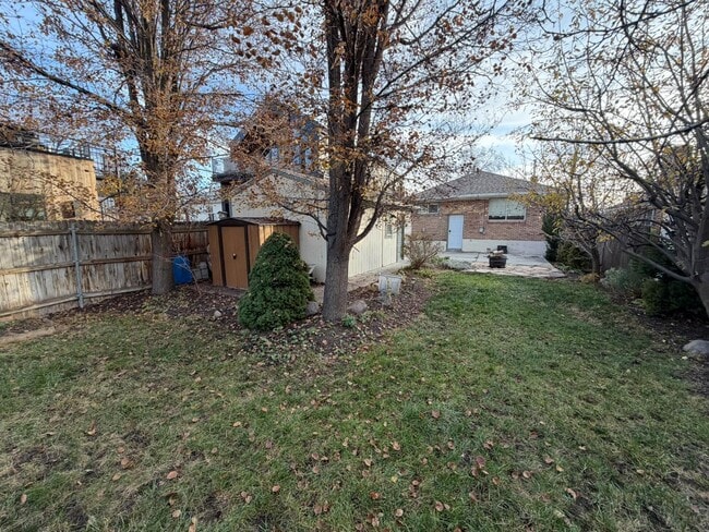 Building Photo - 565 Hollywood Ave