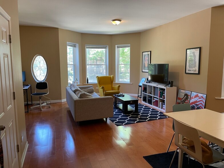 Living Room - 1327 W Foster Ave