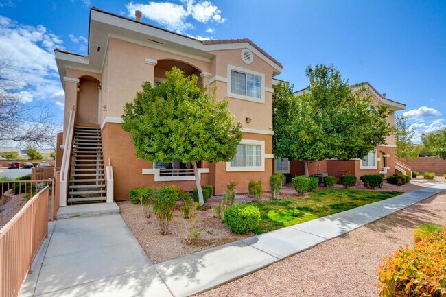 Building Photo - Beautiful 2BR / 2BA Renovated / Modern Con...