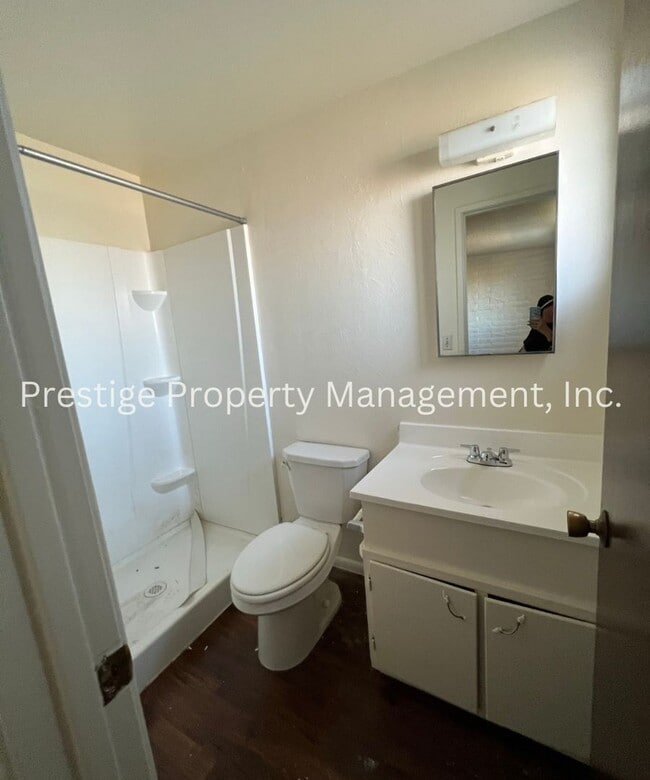 Building Photo - 4bd/2ba Southeast home with HUGE Backyard