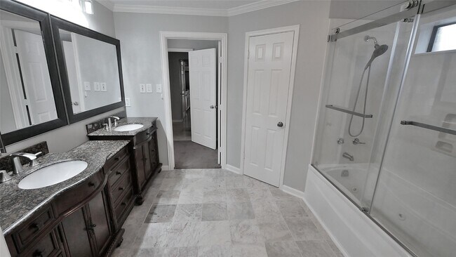 Building Photo - 8003 Oakwood Forest Dr