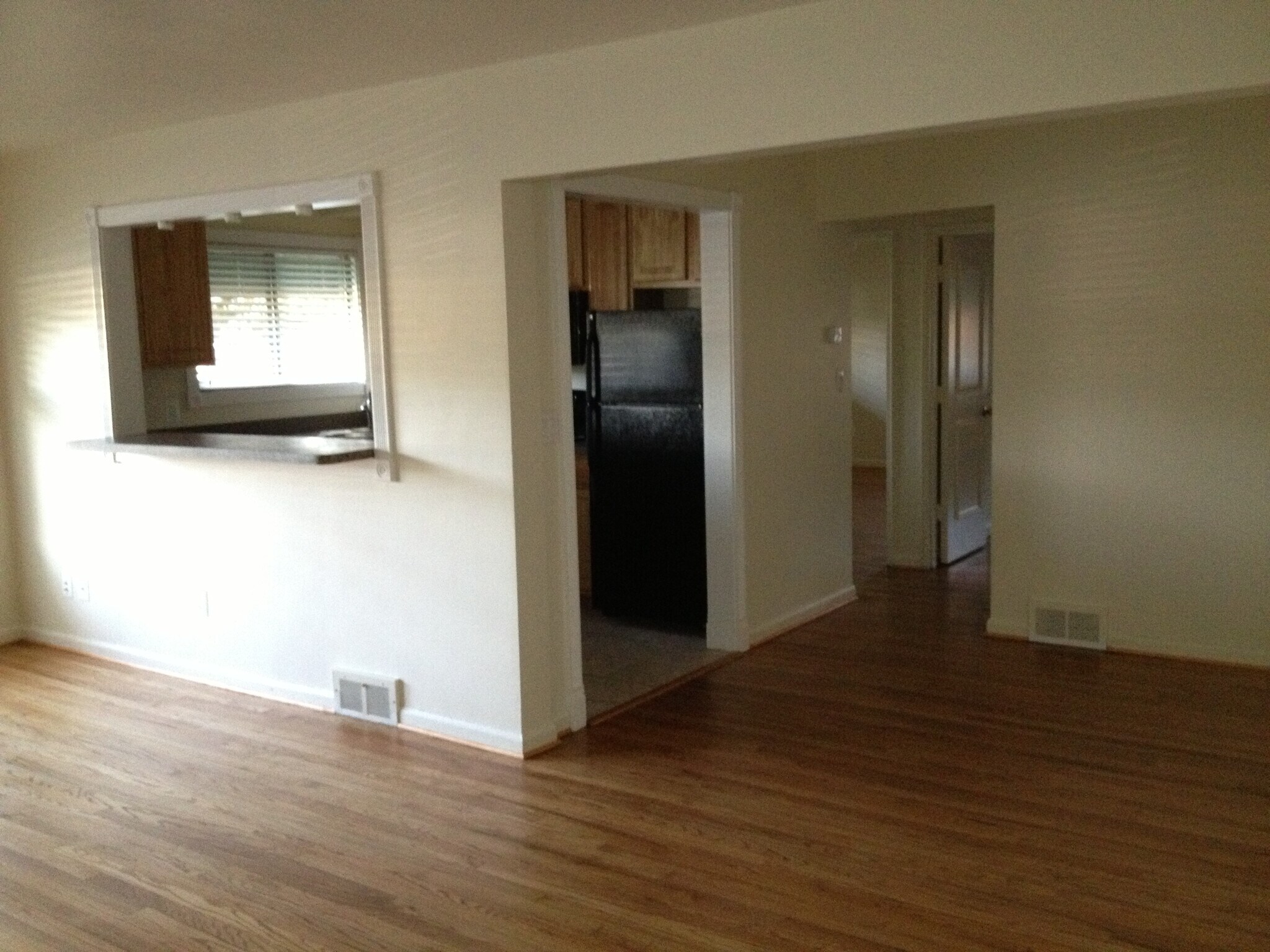 open pass thru from living room to kitchen - 25901 Woodward Ave