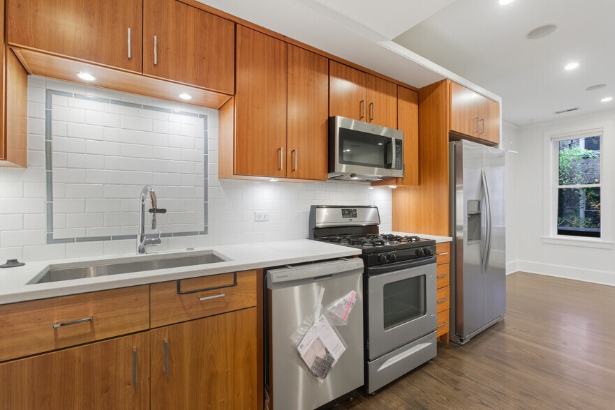 Building Photo - 644 W Roscoe St