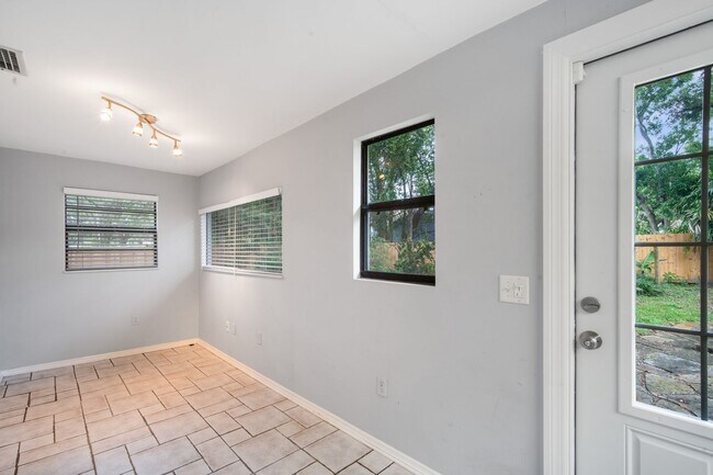 Building Photo - Spacious 2-Bedroom Home with Front Porch, ...