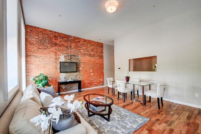 Building Photo - 231 E North Ave