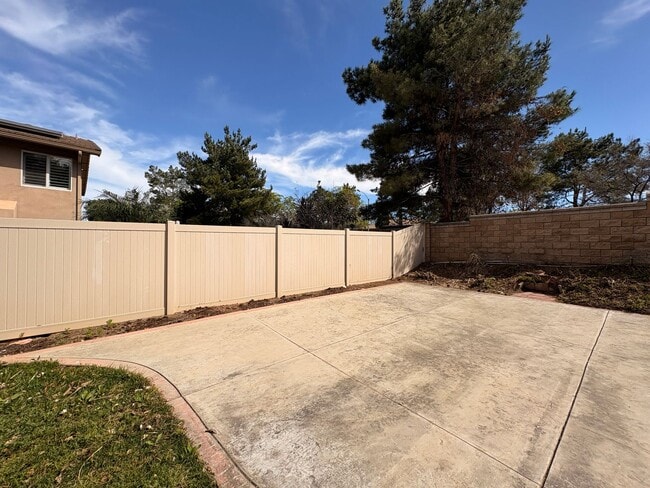 Building Photo - 4 Bed, 3 Bath in Corona!